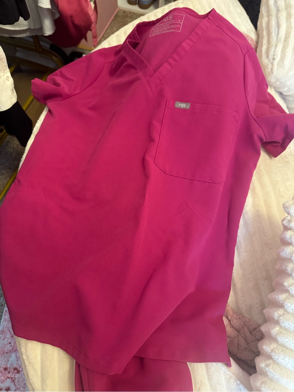 Figs Women's Raspberry Scrub set Med top/Sm Petite joggers - Picture 3 of 5
